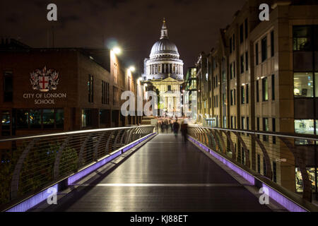 Vue vers sir Christopher Wren's iconic célèbre de la cathédrale St Paul à partir de l'arrière la nuit Banque D'Images