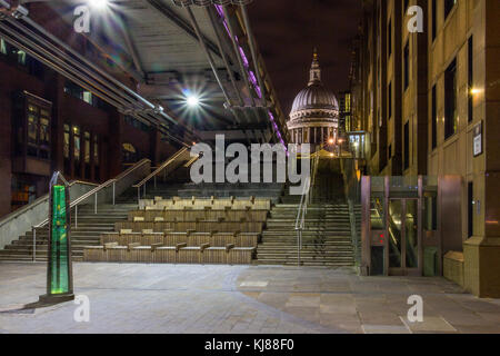 Vue vers sir Christopher Wren's iconic célèbre de la cathédrale St Paul à partir de la rive sud de nuit pont suspendu élégant avec câbles principaux Banque D'Images