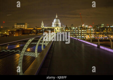 Sir Norman Foster est un pont piétonnier du Millénaire de Southbank à sir Christopher Wren's iconic célèbre de la cathédrale St Paul de nuit Banque D'Images