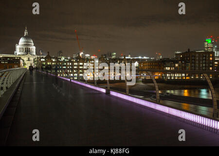 Vue vers sir Christopher Wren's iconic célèbre de la cathédrale St Paul à partir de l'arrière la nuit Banque D'Images