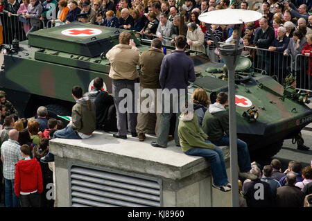 Des foules ont regardé les forces militaires irlandaises défiler lors de la commémoration de Pâques en 1916 sur O'Connell Street à Dublin, en Irlande Banque D'Images