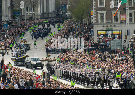 Des foules ont regardé les forces militaires irlandaises défiler lors de la commémoration de Pâques en 1916, traversant le pont O'Connell à Dublin, en Irlande Banque D'Images