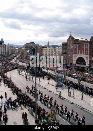 Des foules ont regardé les forces militaires irlandaises défiler lors de la commémoration de Pâques en 1916 sur O'Connell Street à Dublin, en Irlande Banque D'Images