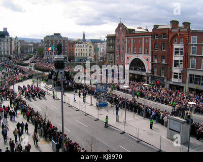 Des foules ont regardé les forces militaires irlandaises défiler lors de la commémoration de Pâques en 1916 sur O'Connell Street à Dublin, en Irlande Banque D'Images