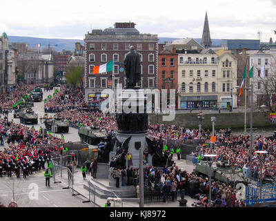 Des foules ont regardé les forces militaires irlandaises défiler lors de la commémoration de Pâques en 1916 sur O'Connell Street à Dublin, en Irlande Banque D'Images