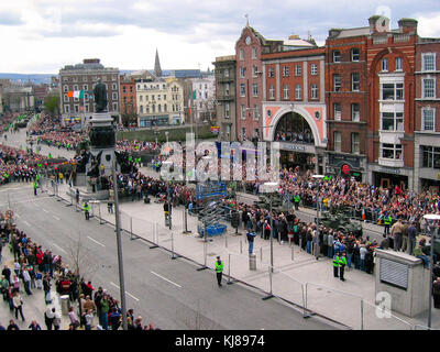 Des foules ont regardé les forces militaires irlandaises défiler lors de la commémoration de Pâques en 1916 sur O'Connell Street à Dublin, en Irlande Banque D'Images