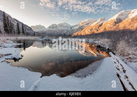 La lumière de l'aube illumine la première neige de la saison, tandis qu'elle couvre la vallée de la rivière Eagle et les montagnes Chugach dans le centre-sud de l'Alaska. Banque D'Images