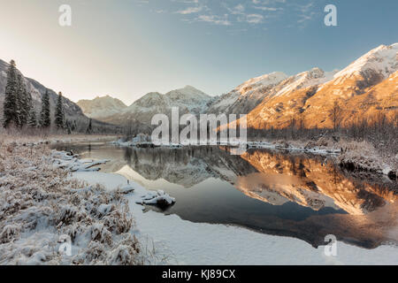 La lumière de l'aube illumine la première neige de la saison, tandis qu'elle couvre la vallée de la rivière Eagle et les montagnes Chugach dans le centre-sud de l'Alaska. Banque D'Images