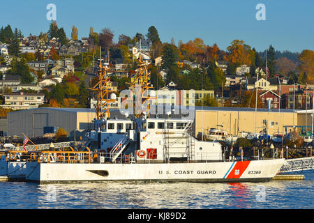 Bateau de la garde côtière américaine se trouve dans la baie de Bellingham juste en dessous de la ville de Fairhaven, Massachusetts. fairhaven est une partie de Bellingham, washingotn et la colline Banque D'Images