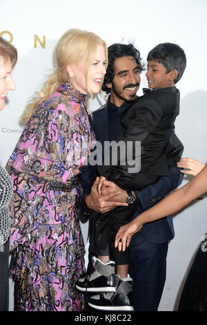 NEW YORK, NY - 16 NOVEMBRE : Nicole Kidman, Dev Patel assiste à la première du "Lion" New York au Museum of Modern Art le 16 novembre 2016 à New York. Personnes : Nicole Kidman, Dev Patel Banque D'Images