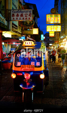 Conducteur de Tuk Tuk dans Phadung Dao Road dans le quartier chinois de Bangkok, Bangkok, Thaïlande Banque D'Images