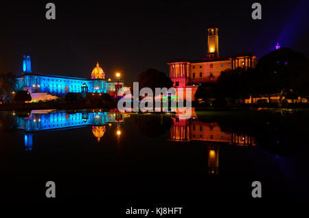 Bâtiments Secrétariat illuminée en lumières colorées pendant la nuit, à New Delhi, en Inde. Banque D'Images