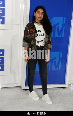 NEW YORK, NY - 28 AOÛT : Alessia Cara participe aux MTV Video Music Awards 2016 à Madison Square Garden le 28 août 2016 à New York. Personnes: Alessia Cara Banque D'Images