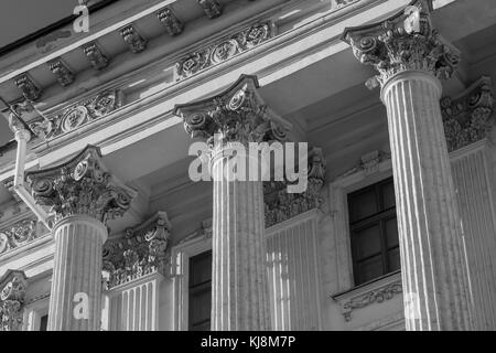 Gros plan d'une ligne de colonnes de style grec Banque D'Images