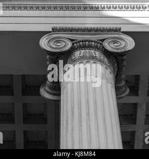Gros plan d'une ligne de colonnes de style grec Banque D'Images