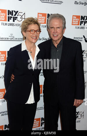 NEW YORK, NY - OCTOBRE 08 : Annette Bening, Warren Beatty assistent à la première de '20th Century Women' au 54e Festival du film de New York le 8 octobre 2016 à New York. Les gens : Annette Bening, Warren Beatty Banque D'Images