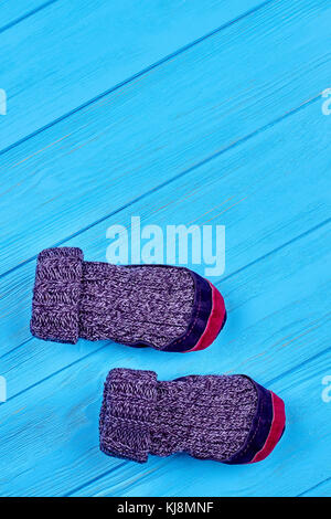Chaussettes bébé tricot en laine douce laine faits à la main. prix chaussons pour les enfants, copie de l'espace. Vue de dessus des chaussettes en laine tricotées avec leathe semelles. Banque D'Images