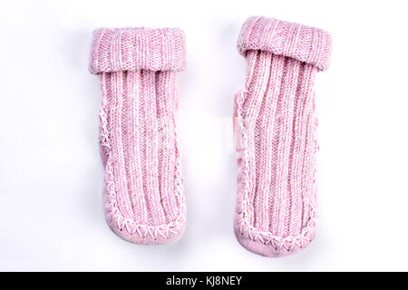 Couple d'étoffes de laine chaussettes rose. paire de chaussettes tricotées en laine naturelle sur fond blanc. soft handmade Winter socks pour les enfants. Banque D'Images