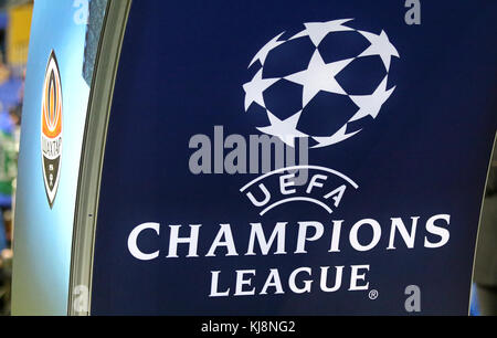 KHARKIV, UKRAINE - 1 novembre, 2017 : Deux Ligue des Champions logo sur le conseil de décoration pendant l'UEFA Champions League match entre le Shakhtar Do Banque D'Images