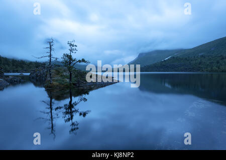 Soirée incroyable paysage sur innerdalsvatna lake Banque D'Images