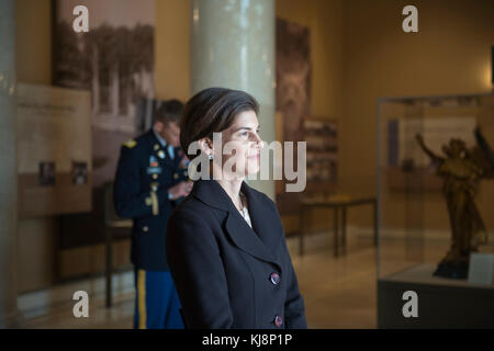 Mme Katharine Kelley, surintendant, le Cimetière National d'Arlington, observe dans le Memorial Amphitheater Afficher prix une armée tous les honneurs Wreath-Laying sur la Tombe du Soldat inconnu, menée par l'Armée Arlington Mesdames, au cimetière national d'Arlington, Arlington, Virginie, le 15 novembre 2017. (U.S. Photo de l'armée par Elizabeth Fraser / Arlington National Cemetery / relâché) Banque D'Images