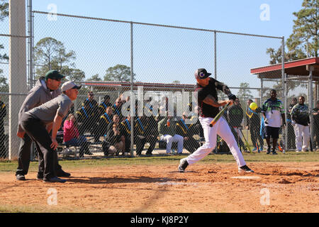 Les soldats du 1er Bataillon, 28e Régiment d'infanterie et de la 9e bataillon du génie allez tête à tête pour la 1ère place dans la compétition de softball 15 novembre à Fort Stewart, en Géorgie au cours de la Semaine de la Marne. Semaine de la Marne est une célébration pour les soldats de participer à des sports d'équipe et les activités de groupe tout en honorant le service de la division de la nation. Ce mois marque le centenaire de la Marne Division. Née de la Première Guerre mondiale, la division a répondu à l'appel du pays depuis 100 ans. Banque D'Images