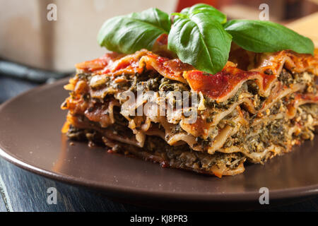 Morceau de Lasagne aux épinards chaud savoureux sur une assiette. La cuisine italienne. Banque D'Images