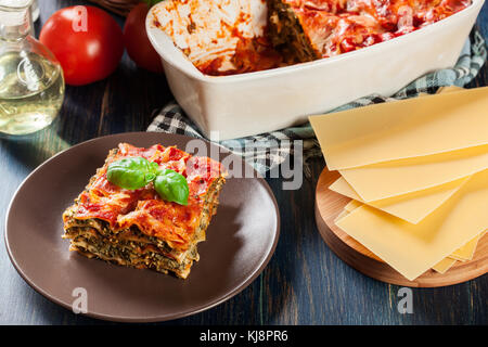 Morceau de Lasagne aux épinards chaud savoureux sur une assiette. La cuisine italienne. Banque D'Images