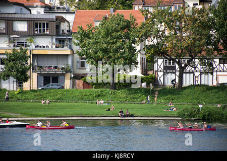 L'allemand et l'étranger voyageurs personnes jouant et pédalo canoë et reste sur jardin au bord de la rivière Neckar, le 27 août 2017 à Heidelberg, Banque D'Images