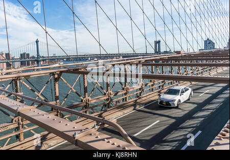 Voiture traversant le pont de Brooklyn Banque D'Images