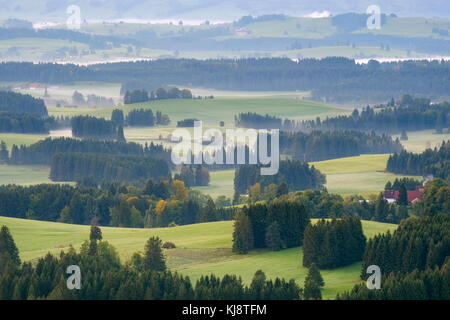 Brume matinale, paysage vallonné, vue de l'Auerberg, Bernbeuren, Pfaffenwinkel, Allgäu, haute-Bavière, Bavière, Allemagne Banque D'Images