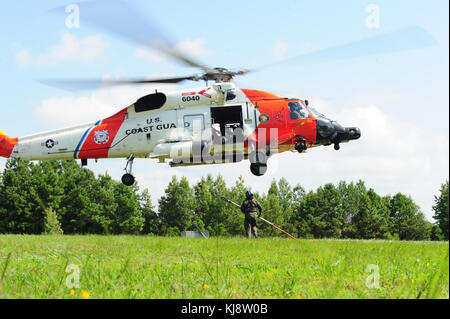 L'équipage de l'hélicoptère Jayhawk MH-60 de Coast Guard Air Station Elizabeth City, N.C., effectuer la formation de charge externe Mardi, 22 août 2017. Ce trai Banque D'Images