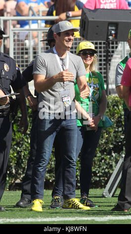 Samedi 21 octobre 2017 ; Ty Burrell sur la touche au match de l'UCLA. Les Bruins de l'UCLA ont battu les Ducks de l'Oregon par le score final de 31-14 au Rose Bowl à Pasadena CA. Featuring : Ty Burrell où : Pasadena, Californie, États-Unis quand : 22 Oct 2017 crédit : WENN.com Banque D'Images