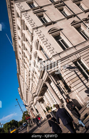 Newton House donnant sur Green Park, Piccadilly, Londres, Angleterre, Royaume-Uni Banque D'Images