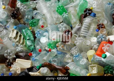 De nombreuses bouteilles en plastique jetées colorés en plein air près de l'eau ont besoin d'augmenter la sensibilisation à l'environnement, recycler à la pollution Banque D'Images