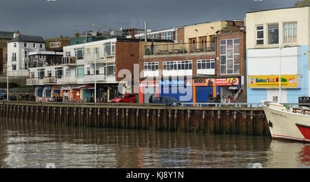 Site du port de Bridlington boutiques et commerces fermés en hiver. Banque D'Images