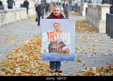 L'artiste politique Kaya Mar à l'extérieur de Downing Street, Londres, le jour où le chancelier Philip Hammond livre son budget. Banque D'Images