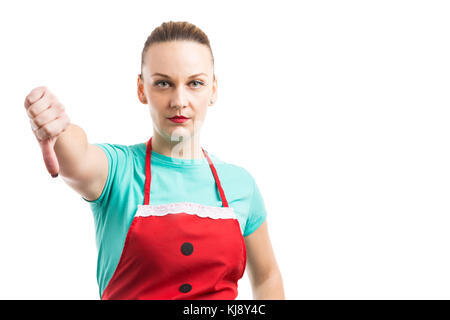 Femme de ménage ou femme de ménage montrant le geste du pouce vers le bas portant un tablier rouge isolé sur fond blanc Banque D'Images