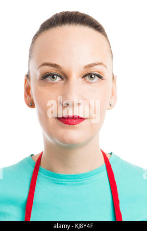 Portrait of female waiter ou employé de supermarché portant un tablier rouge isolé sur fond blanc studio Banque D'Images