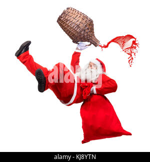 Funny santa claus falls avec un sac rempli de cadeaux. x-mas santa claus est titulaire d'un verre en vase. tomber drunk santa transporter sac avec boîte-cadeau. Banque D'Images