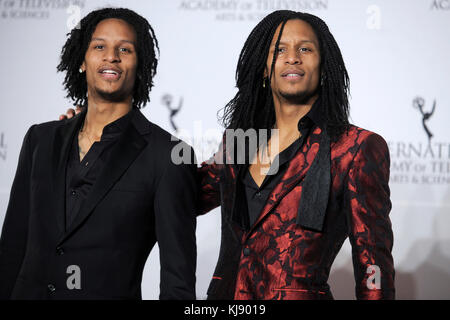 Laurent Nicolas Bourgeois et Larry Nicolas Bourgeois (les Twins) assistent aux 45e Emmy Awards internationaux 2017 à l'hôtel Hilton le 20 novembre 2017 à New York. Banque D'Images