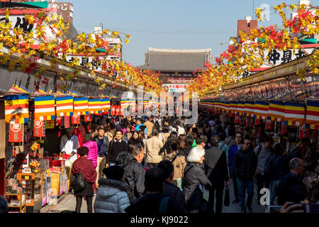 JAPON, TOKYO, 18 nov 2016, rue commerçante Nakamise Dori, chemin vers Asakusa Sensoji-ji Temple, Tokyo, Japon. Les gens au marché japonais traditionnel. Banque D'Images
