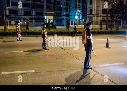 Thaïlande, Bangkok, dec 16 2016, les officiers de police inspecter les voitures sur la route de nuit de Bangkok. patrouille de nuit de la ville. L'inspection du véhicule. Banque D'Images