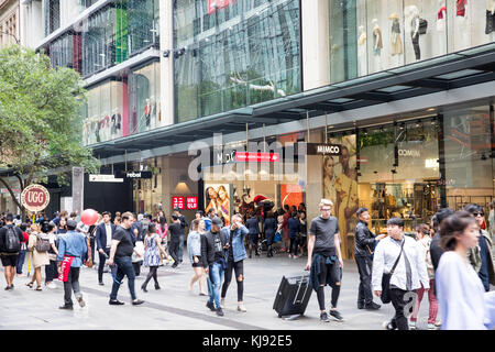 Les achats de Noël à Pitt Street Mall, le centre-ville de Sydney, Australie Banque D'Images