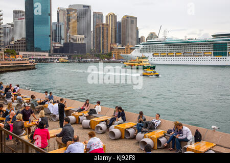 Circular Quay, les gens à l'Opéra et Circular Quay bar avec en arrière-plan de croisière,Sydney Banque D'Images