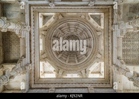 Dans le plafond sculpté temple Ranakpur Jain, Rajasthan, Inde Banque D'Images