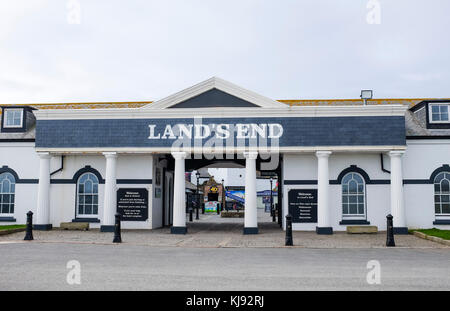 Land's End Cornwall novembre 2017 Land's End (Cornish : Penn an Wlas ou Pedn an Wlas) est un promontoire et un complexe de vacances dans l'ouest des Cornouailles, en Angleterre Banque D'Images