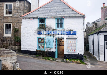 Le petit village de pêcheurs et le port de Mousehole sur la côte de Cornouailles Royaume-Uni - la photo du magasin Mousehole prise par Simon Dack Banque D'Images