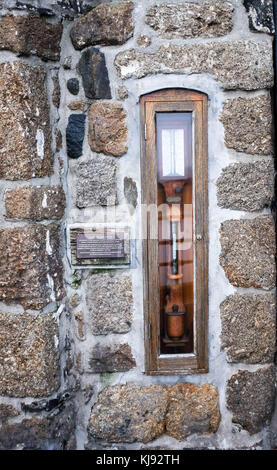 Le petit village de pêcheurs et le port de Mousehole sur la côte de Cornouailles Royaume-Uni - le baromètre Fitzroy qui est cimenté dans le mur de la Ship Inn photo Banque D'Images