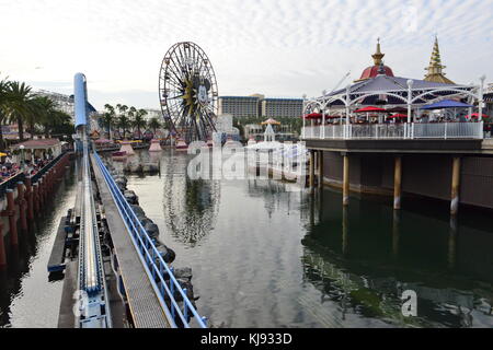 Lancement de montagnes russes à Disneyland Banque D'Images